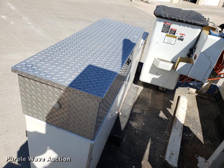 image for item EN9812 2010 Kenworth T370 bucket truck