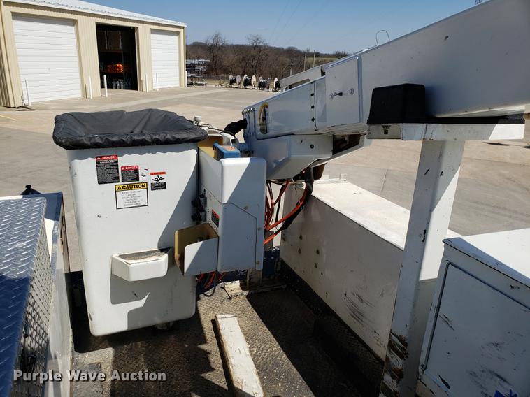 image for item EN9812 2010 Kenworth T370 bucket truck