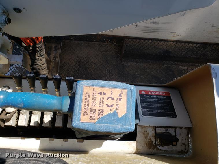 image for item EN9812 2010 Kenworth T370 bucket truck