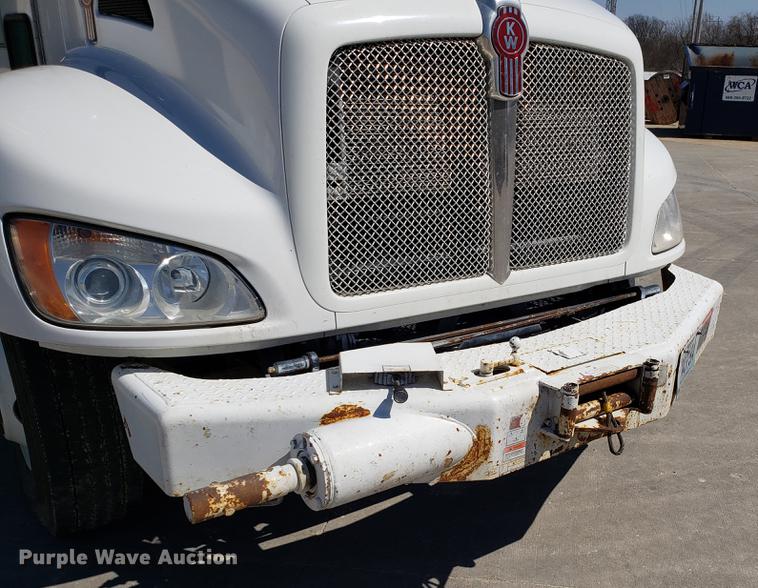 image for item EN9812 2010 Kenworth T370 bucket truck