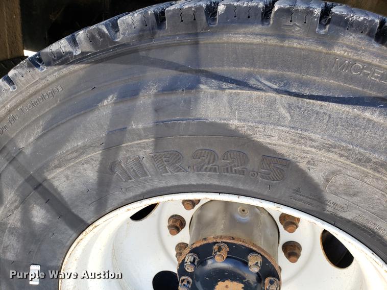 image for item EN9812 2010 Kenworth T370 bucket truck