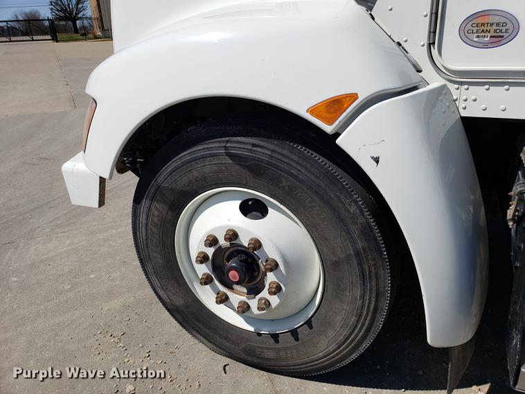 image for item EN9812 2010 Kenworth T370 bucket truck