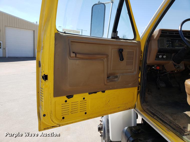 image for item EN9813 1989 Ford F700 drilling rig truck