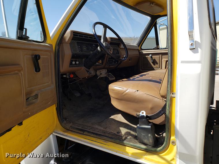 image for item EN9813 1989 Ford F700 drilling rig truck