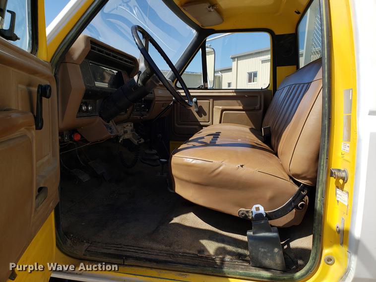 image for item EN9813 1989 Ford F700 drilling rig truck