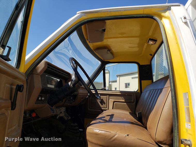 image for item EN9813 1989 Ford F700 drilling rig truck