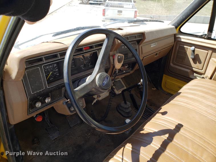 image for item EN9813 1989 Ford F700 drilling rig truck