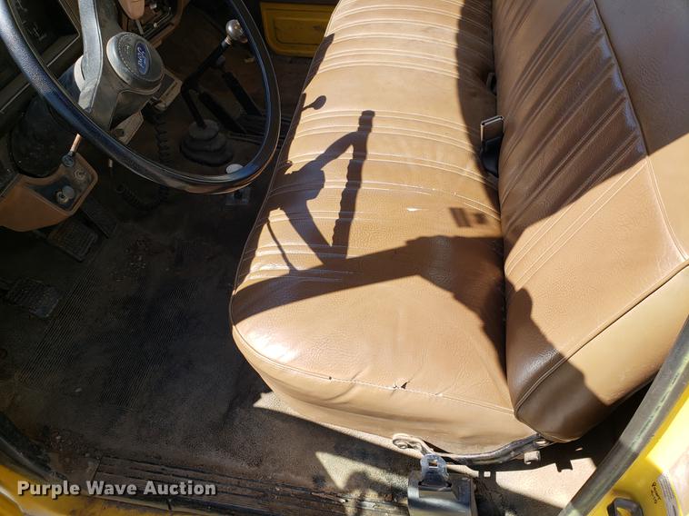 image for item EN9813 1989 Ford F700 drilling rig truck