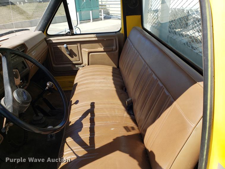 image for item EN9813 1989 Ford F700 drilling rig truck