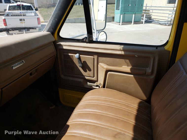 image for item EN9813 1989 Ford F700 drilling rig truck