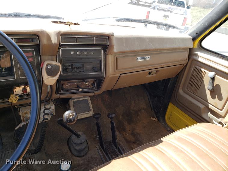 image for item EN9813 1989 Ford F700 drilling rig truck