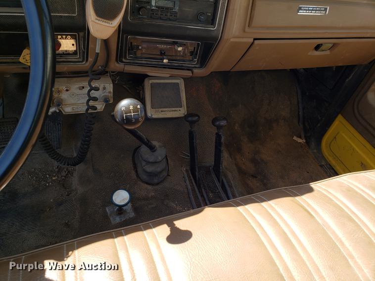 image for item EN9813 1989 Ford F700 drilling rig truck