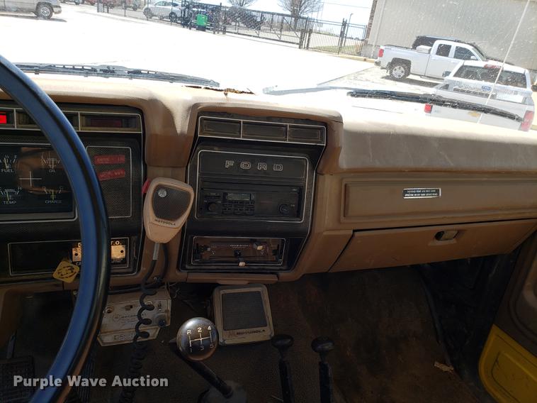 image for item EN9813 1989 Ford F700 drilling rig truck