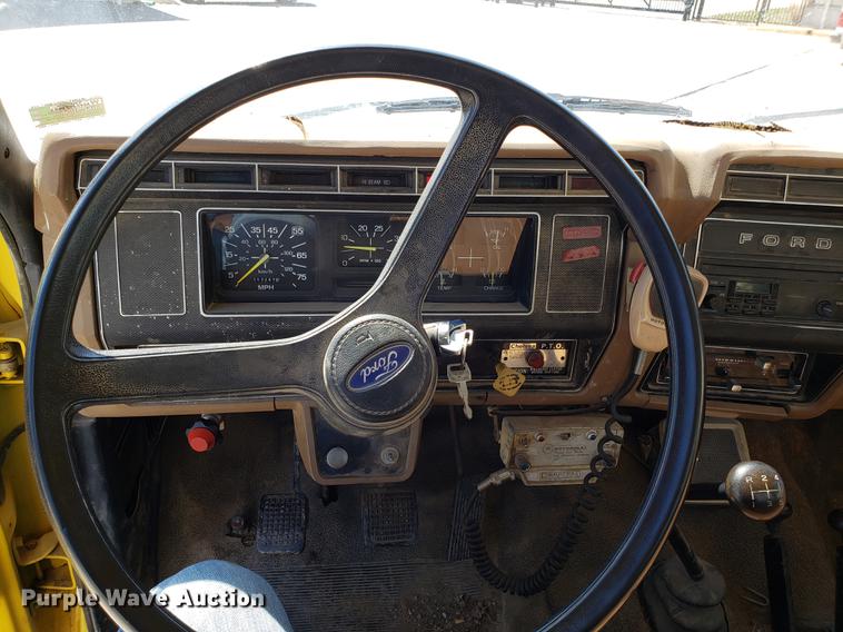 image for item EN9813 1989 Ford F700 drilling rig truck