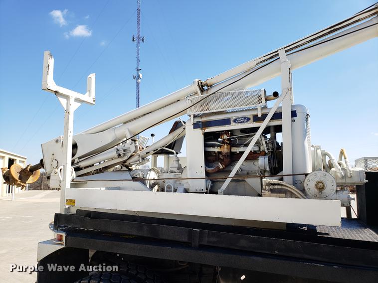 image for item EN9813 1989 Ford F700 drilling rig truck