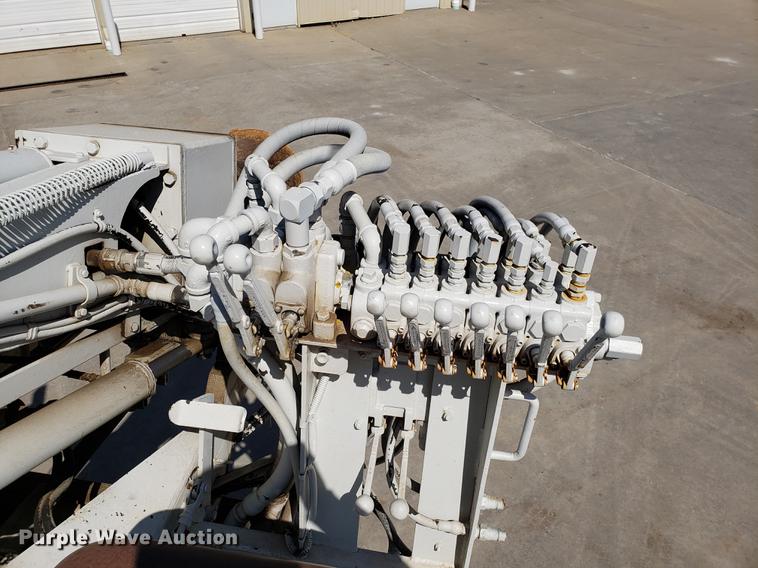 image for item EN9813 1989 Ford F700 drilling rig truck