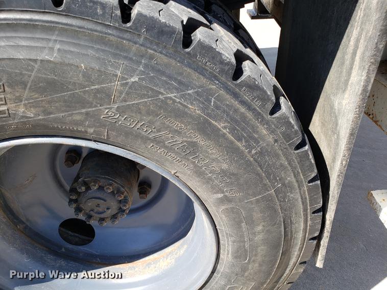 image for item EN9813 1989 Ford F700 drilling rig truck