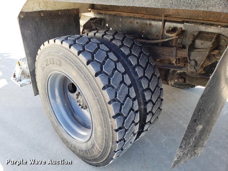 image for item EN9813 1989 Ford F700 drilling rig truck