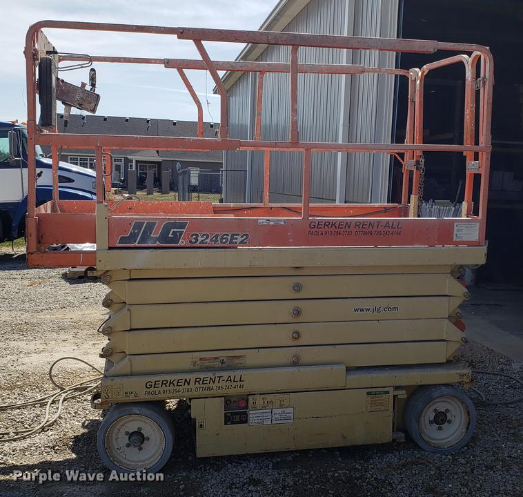 image for item EN9831 2003 JLG 3246E2 scissor lift