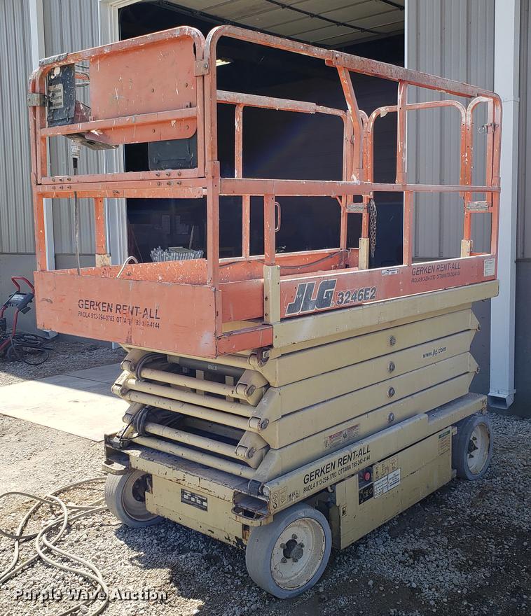 image for item EN9831 2003 JLG 3246E2 scissor lift