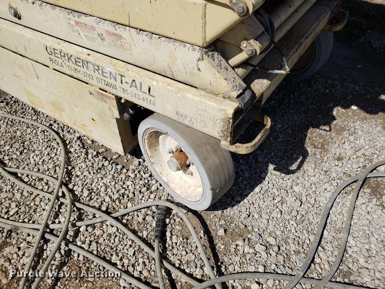 image for item EN9831 2003 JLG 3246E2 scissor lift