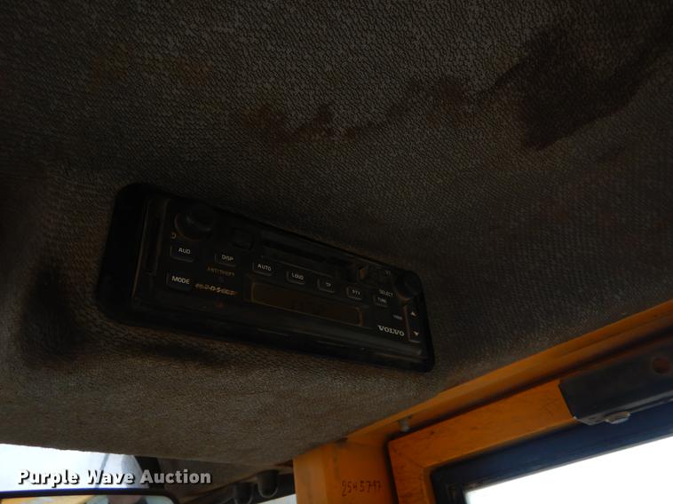 image for item EZ9844 2004 Volvo L70E wheel loader