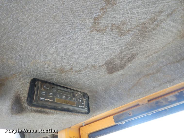 image for item EZ9844 2004 Volvo L70E wheel loader