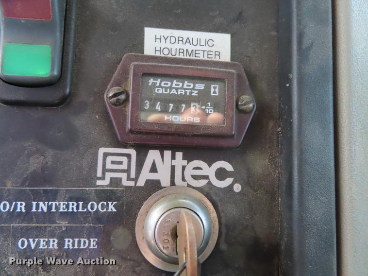 image for item L1482 2009 International 7400 digger derrick truck