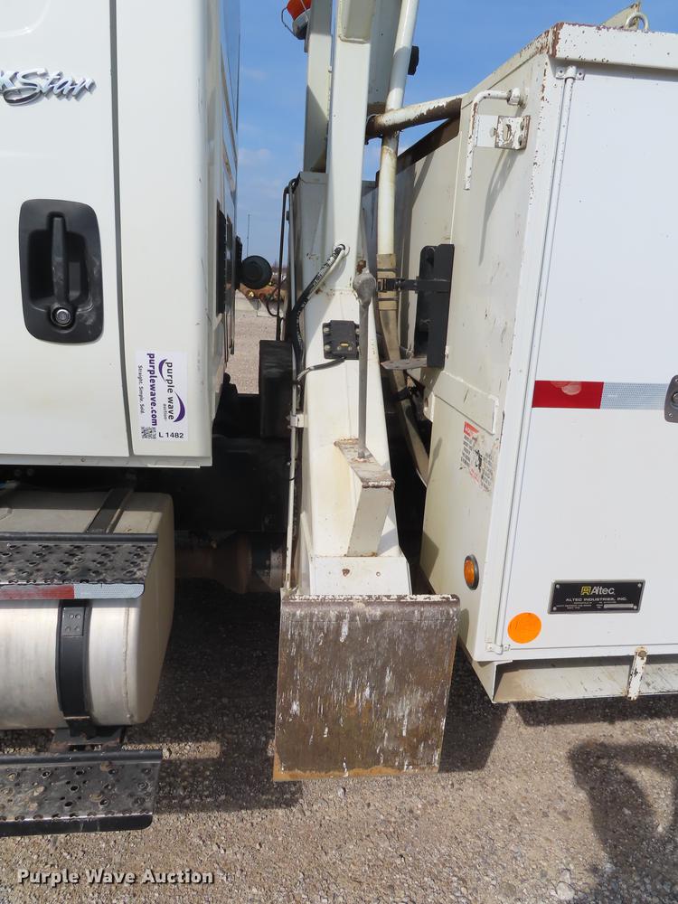 image for item L1482 2009 International 7400 digger derrick truck