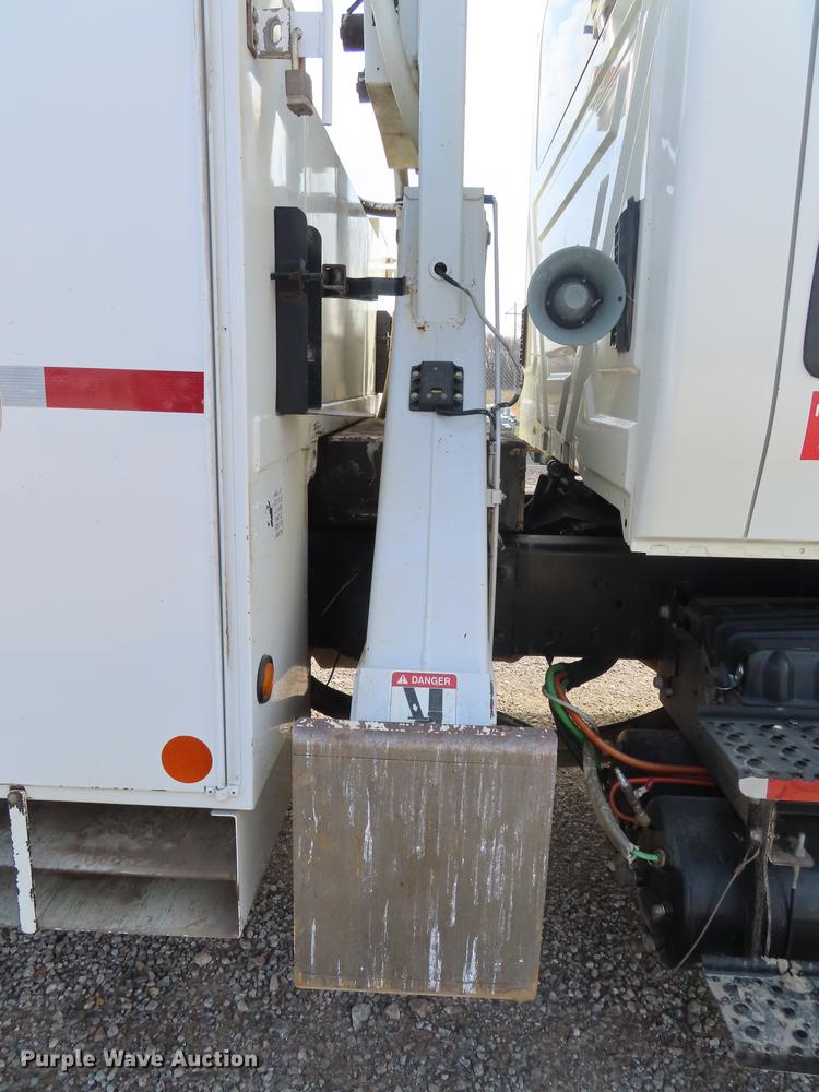 image for item L1482 2009 International 7400 digger derrick truck