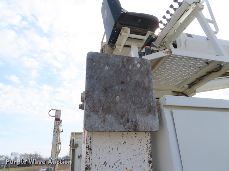 image for item L1482 2009 International 7400 digger derrick truck