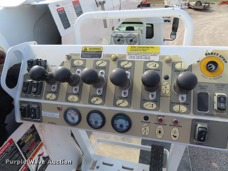 image for item L1482 2009 International 7400 digger derrick truck