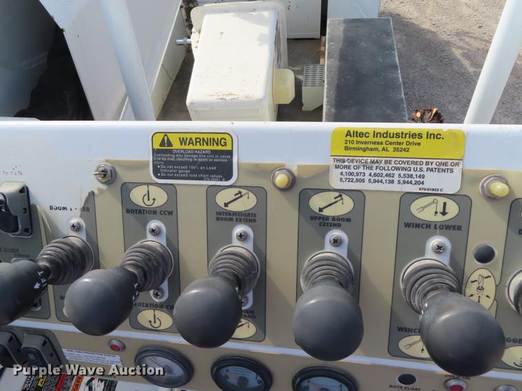 image for item L1482 2009 International 7400 digger derrick truck