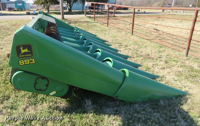 image for item DD6948 1996 John Deere 893 corn head