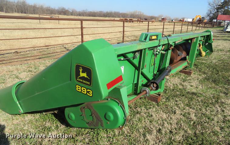 image for item DD6948 1996 John Deere 893 corn head