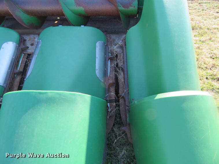 image for item DD6948 1996 John Deere 893 corn head