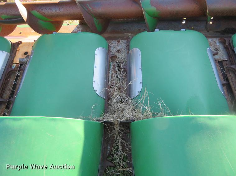 image for item DD6948 1996 John Deere 893 corn head