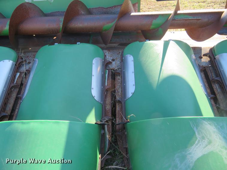 image for item DD6948 1996 John Deere 893 corn head