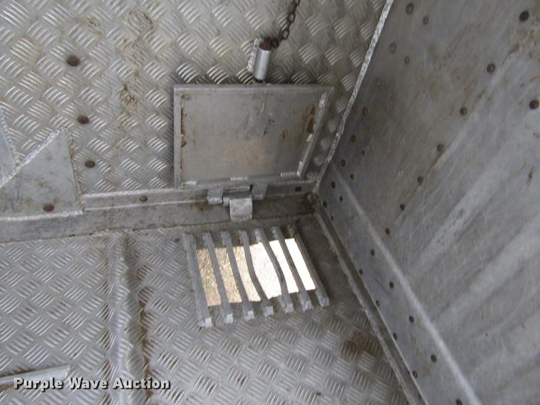 image for item DE6716 2005 Barrett livestock trailer