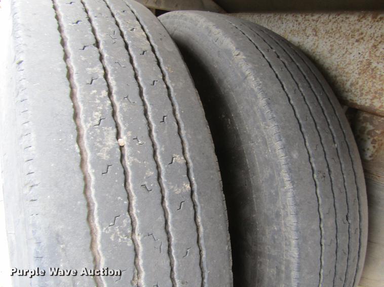 image for item DE6716 2005 Barrett livestock trailer