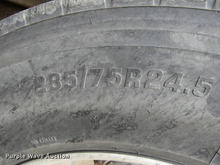 image for item DE6716 2005 Barrett livestock trailer