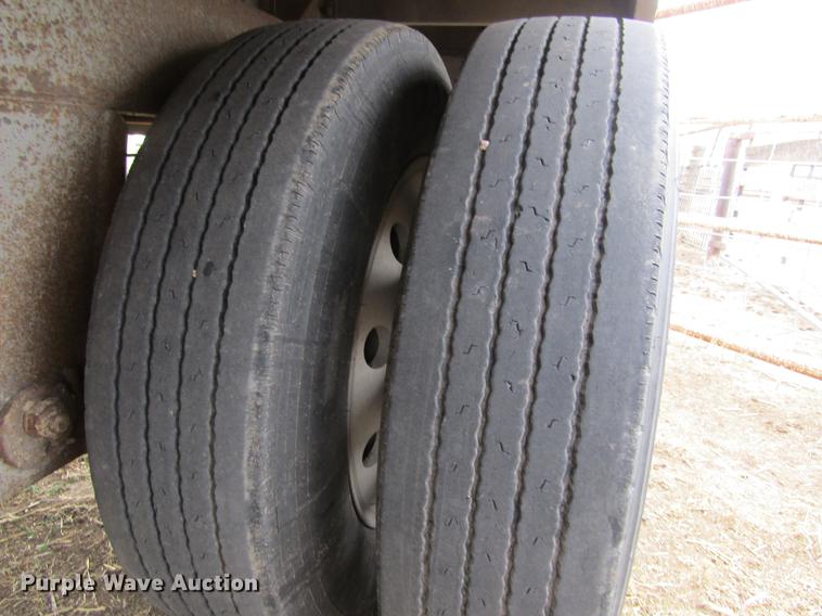 image for item DE6716 2005 Barrett livestock trailer