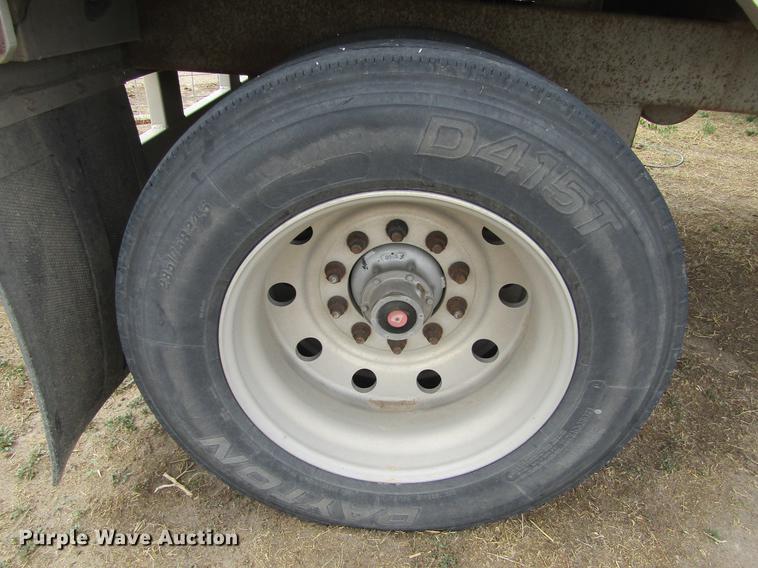 image for item DE6716 2005 Barrett livestock trailer