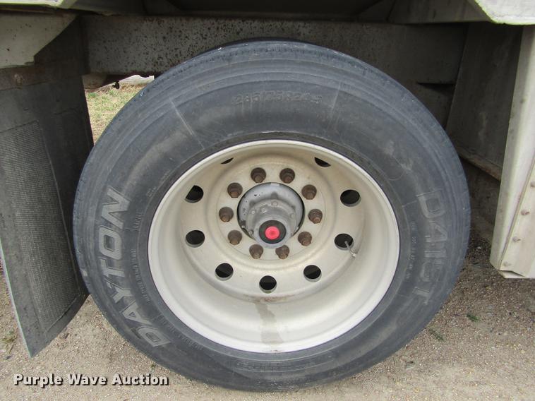 image for item DE6716 2005 Barrett livestock trailer