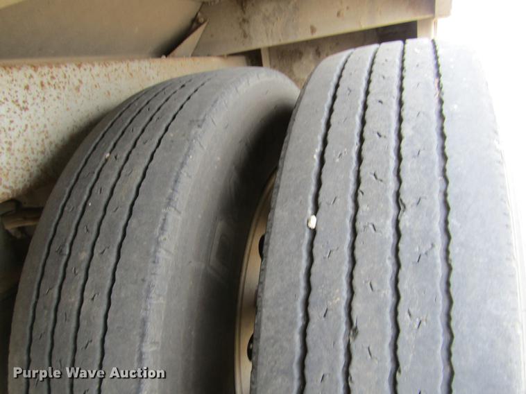 image for item DE6716 2005 Barrett livestock trailer