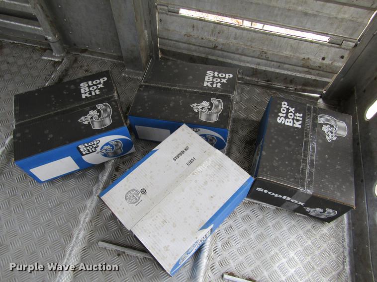 image for item DE6716 2005 Barrett livestock trailer