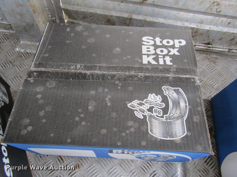 image for item DE6716 2005 Barrett livestock trailer