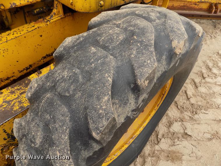 image for item DF2993 Caterpillar 12 rigid frame motor grader