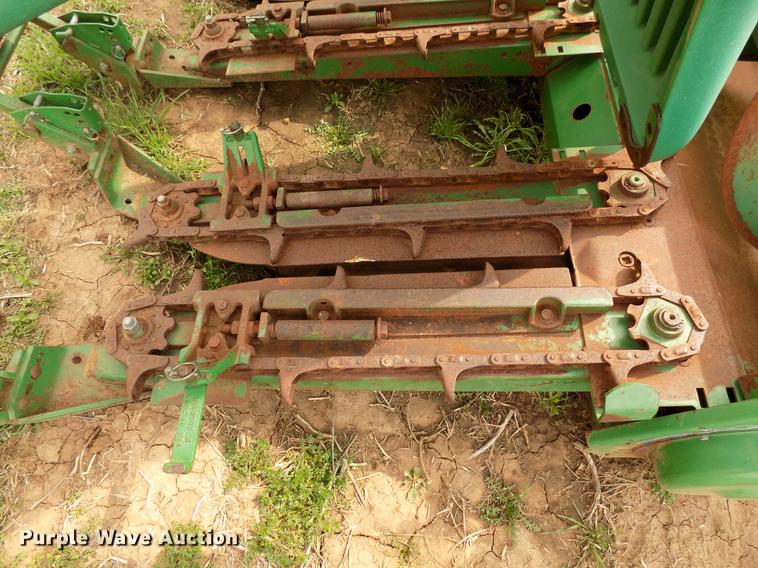 image for item DF4413 1994 John Deere 1293 corn head