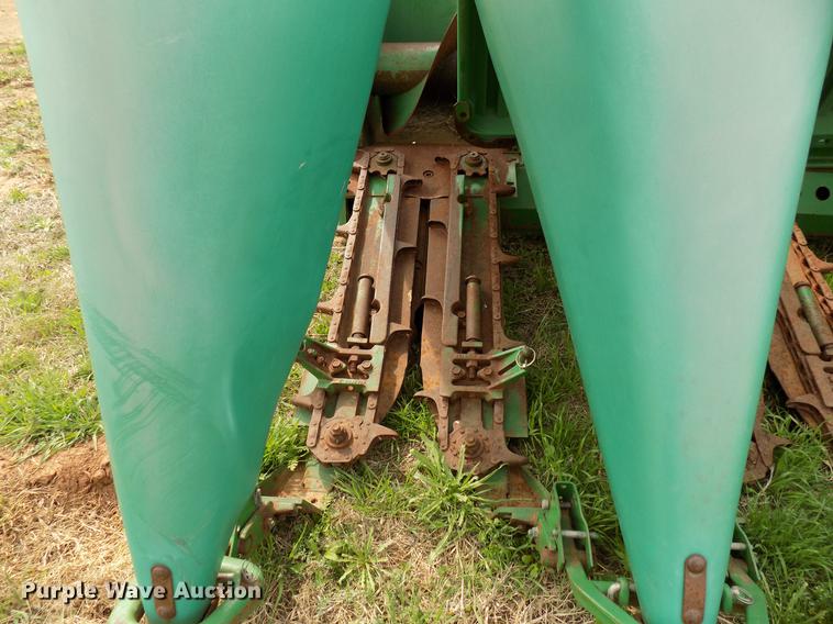 image for item DF4413 1994 John Deere 1293 corn head